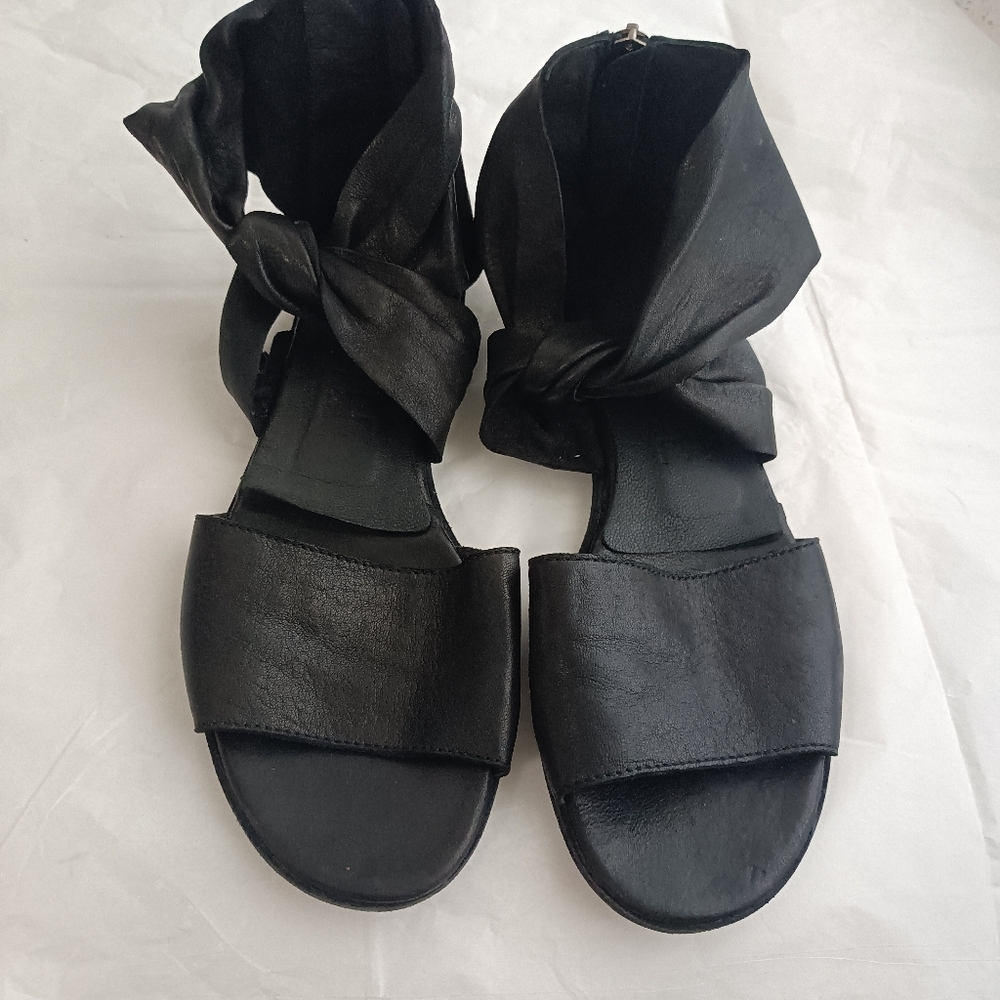 LD Tuttle soft leather Gladiator 38.5 sandals size 8.5